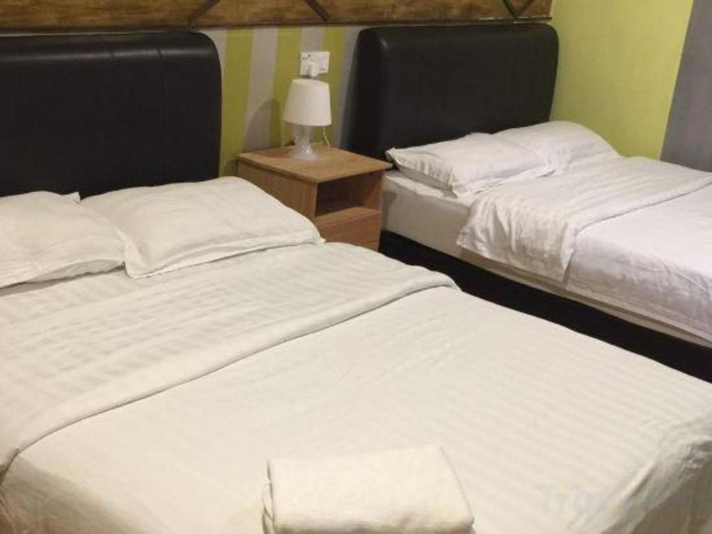 Hotel Zamburger Enstek Sepang Exteriör bild