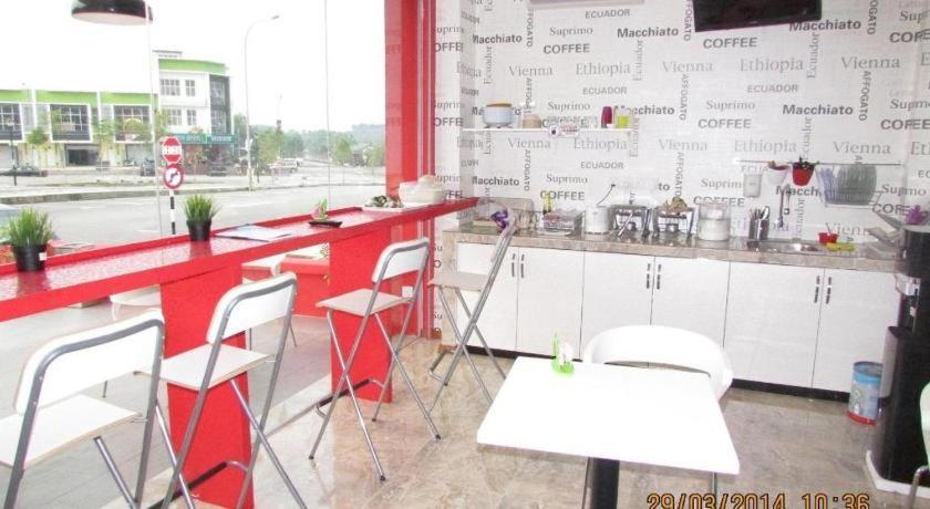 Hotel Zamburger Enstek Sepang Exteriör bild
