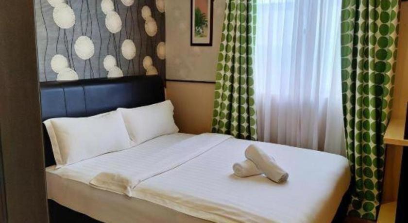 Hotel Zamburger Enstek Sepang Exteriör bild
