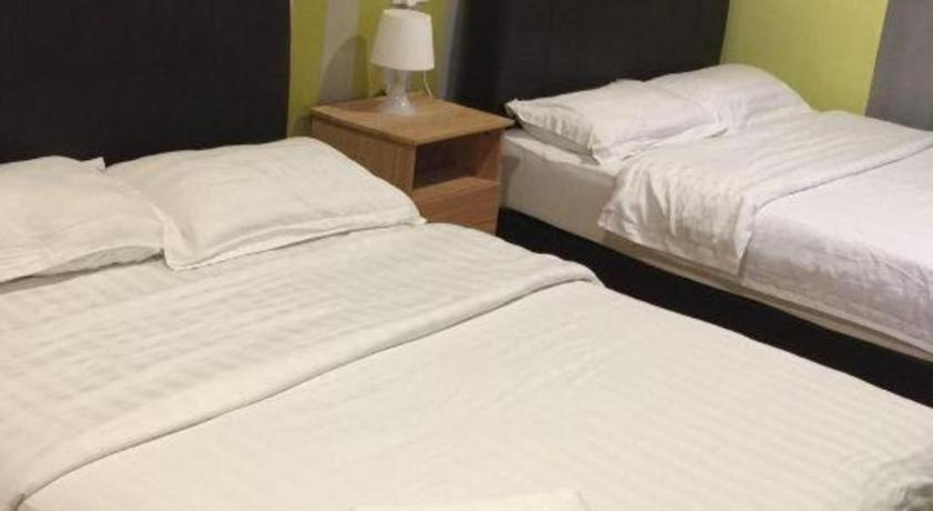 Hotel Zamburger Enstek Sepang Exteriör bild