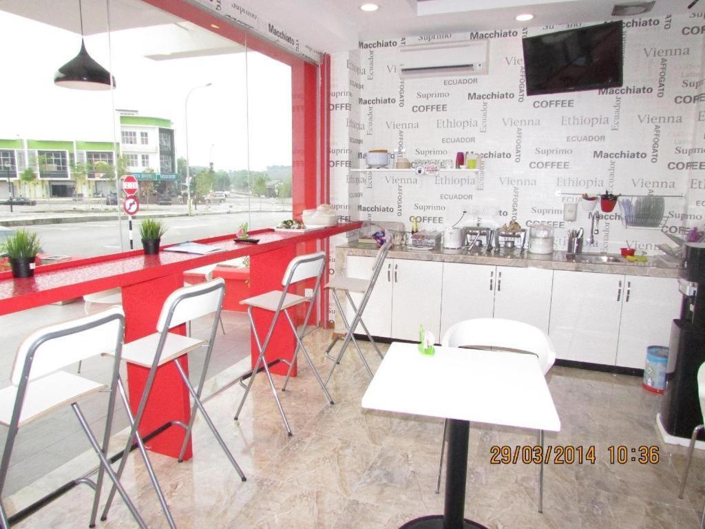Hotel Zamburger Enstek Sepang Exteriör bild